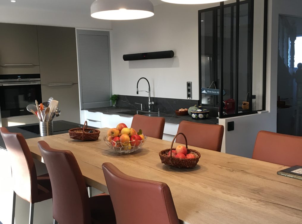 Les cuisines compactes et astucieuses que nous avons développées tirent le meilleur parti de l'espace disponible. Optimisant chaque recoin, ces cuisines disposent de solutions de rangement ingénieuses et d'équipements adaptés pour rendre la cuisine agréable même dans les espaces les plus restreints.