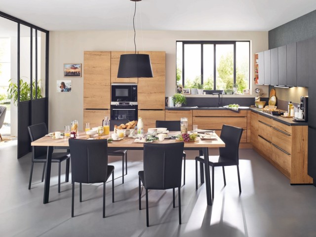 Nos experts vous fournissent des conseils avisés en matière d'aménagement et de décoration, afin de vous aider à créer une cuisine harmonieuse et fonctionnelle qui reflète votre personnalité.