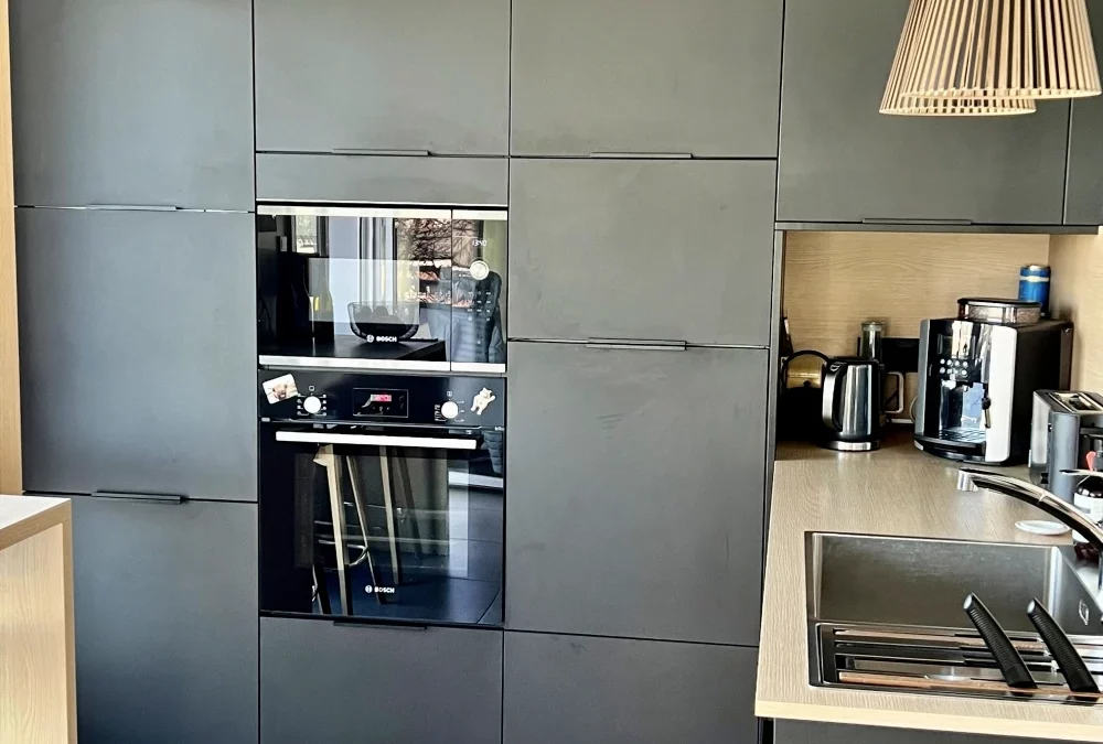 Quels sont les avantages d&rsquo;une cuisine sur mesure par rapport à une cuisine préfabriquée ?