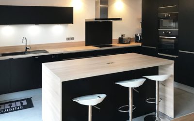 Un cuisiniste à Annecy peut-il créer une cuisine sur mesure avec un îlot central ?
